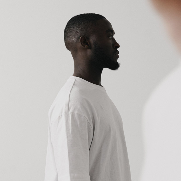 man med vit sweatshirt