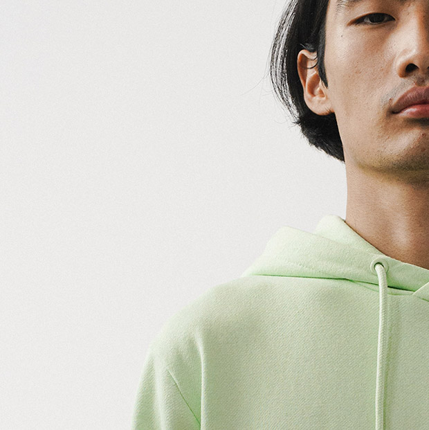 man med grön hoodie